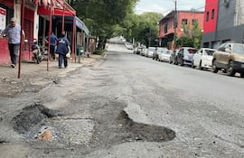 Media calzada de la calle Cerro Corá, casi Perú, está completamente tomada por un enorme, profundo y peligroso bache. La crisis vial es generalizada en Asunción, bajo la gestión del intendente, Luis Bello (ANR-HC).