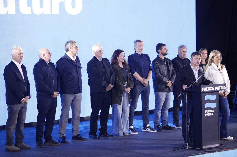 Axel Kicillof, gobernador de la provincia de Buenos Aires, habla durante el acto en el búnker de Fuerza Patria.
