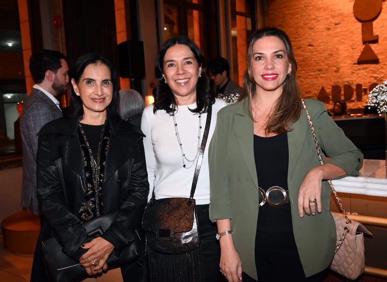 Con la presencia de referentes del sector creativo y gestores culturales, se llevó a cabo el Open House y la presentación oficial de MIRÁ ASU 2026 en la Casa Ardissone. El encuentro permitió adelantar los detalles de la primera edición en Paraguay de esta plataforma de arte y diseño, originada en Bolivia. Del diez al veintidós de noviembre, el evento reunirá exposiciones, arquitectura, moda y experiencias inmersivas con el propósito de impulsar el talento nacional y activar edificaciones patrimoniales del Centro Histórico de Asunción. En la foto Violeta Pérez, Claudia Hurtado y Paola Justiniano.