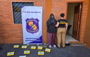 La ciudadana boliviana, Priscila Mercado Morales, detenida tras un allanamiento de una vivienda en Villa Elisa. La policía antidrogas se incautó de más de nueve kilos de cocaína y de marihuana.
