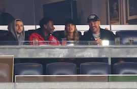 Taylor Swift y Travis Kelce asistieron al primer juego de la Serie de Campeonato de la Liga Americana entre los Guardianes de Cleveland y los Yankees de Nueva York.
