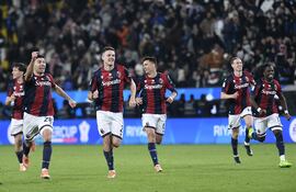 Jugadores del Bologna celebran la victoria en el partido de semifinales de la Supercopa de Italia entre el Bologna FC 1909 y el Inter en Riad, Arabia Saudita.