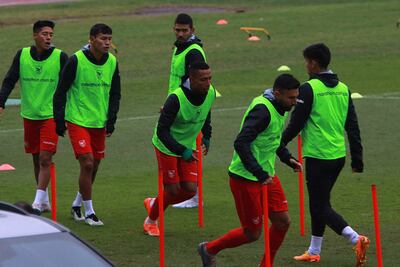 Jugadores de la selección boliviana de fútbol participan en un entrenamiento en Santa Cruz (Bolivia). La selección boliviana, al mando del argentino, Gustavo Costas, se prepara con dos equipos y sin "excusas" para dejar lo mejor en la cancha a pesar de las malas condiciones para su entrenamiento y esperan presionar a Ecuador y Chile en los partidos amistosos.