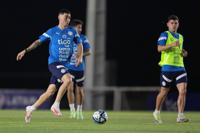 Miguel Almirón (i) domina el balón en el entrenamiento de la selección paraguaya en el Centro de Alto Rendimiento de la ciudad de Ypané.