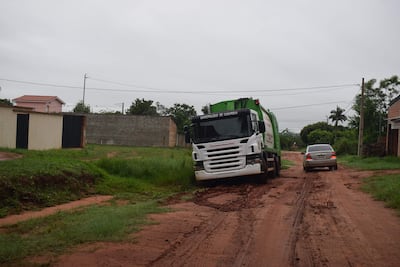 Debido al mal estado de los caminos del casco urbano de Carapeguá, el camión recolector de basura quedó varado en una zona fangosa del barrio San Vicente.