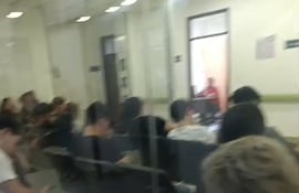 Paciente denunció que esperó más de dos horas en urgencia, donde había ceca de 60 personas aguardando por un solo médico.