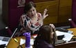La senadora Esperanza Martínez y la senadora liberal Celeste Amarilla conversan en la sala de sesiones del Senado.