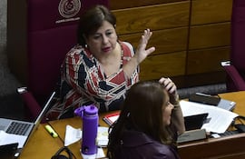 La senadora Esperanza Martínez y la senadora liberal Celeste Amarilla conversan en la sala de sesiones del Senado.
