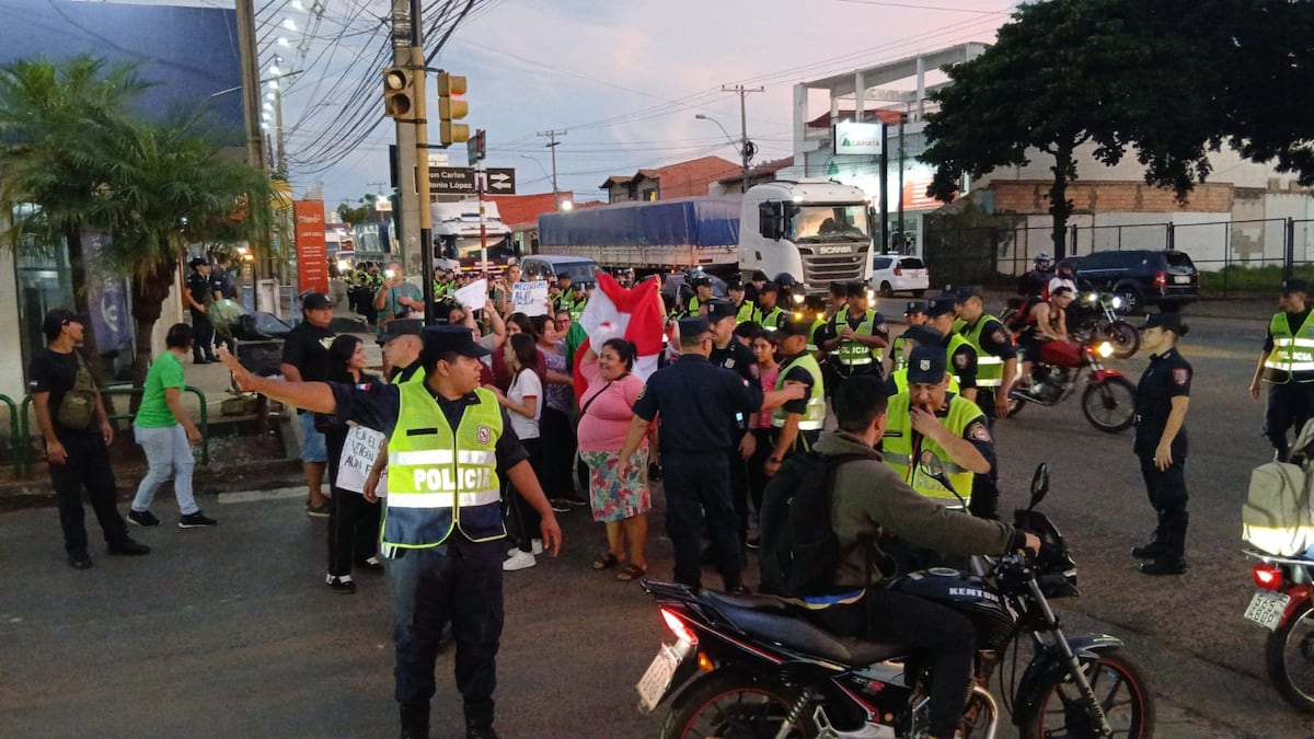 Padres denuncian represión policial durante protesta por kits escolares en Itauguá