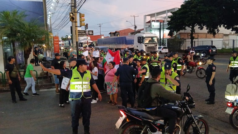 Padres de varias instituciones educativas se manifestaron en reclamo de kits escolares en la ciudad de Itauguá.