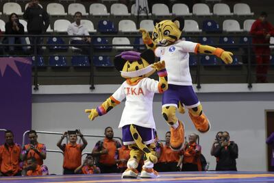 Las mascotas de los II Juegos Panamericanos Junior ASU 2025 Tika (i) y Tito bailan en el escenario de competencias de la categoría lucha grecorromana (foto de archivo).
