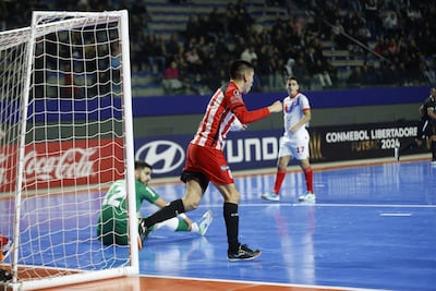 Desazón del portero cerrista Giovanni González. Cerro perdió contra Barracas Central por 6-3 y se despidió de la Libertadores, culminando último de su grupo, con tres derrotas.