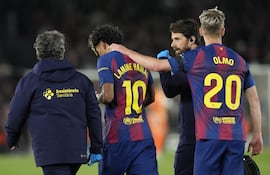El español Lamine Yamal (10), futbolista de Barcelona, deja el campo de juego a causa de una lesión durante el partido frente a Celta de Vigo por la fecha 33 de la LaLiga de España en el estadio Camp Nou, en Barcelona, España.