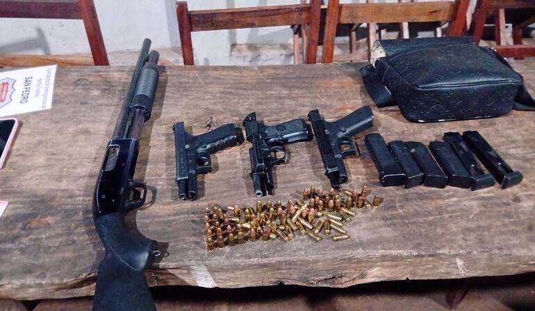 Las armas encontradas en poder de Largo y su banda en San Pedro de Ycuamandyyú.