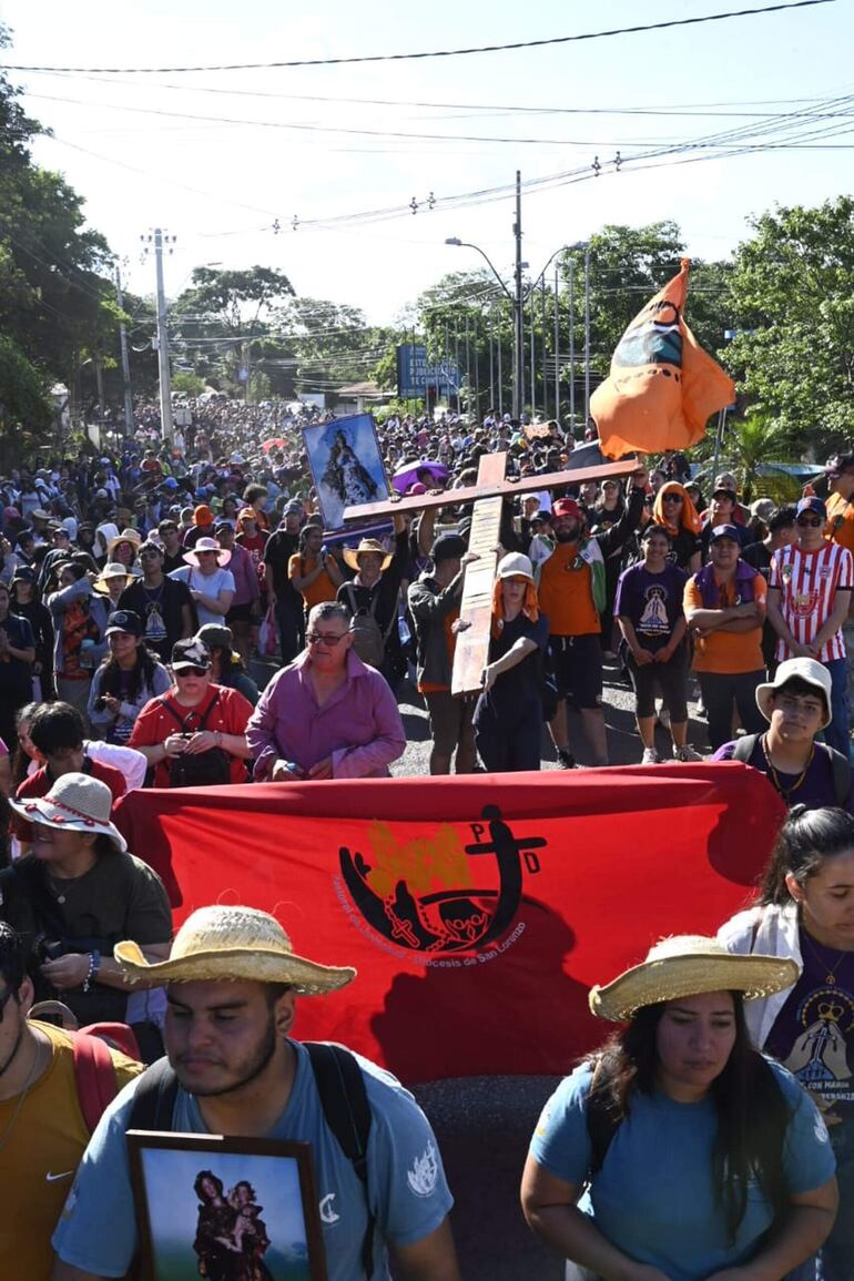 Una multitud participó de la peregrinación juvenil. Los organizadores estimaron unas 20.000 personas.