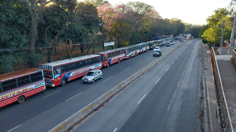 La ruta PY02 frente al campus de la Universidad Nacional de Asunción. Foto: archivo.