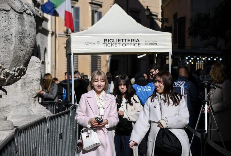 Turistas en la boletería para ingresar al área de la Fontana di Trevi en el primer día de admisión paga, en Roma, Italia, el 2 de febrero de 2026.
