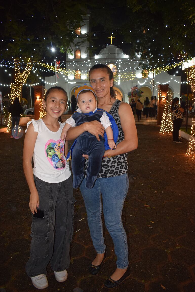 Irma Barrios, junto a su hijo promesero Gadiel Barrera y su hija mayor Kimberly.