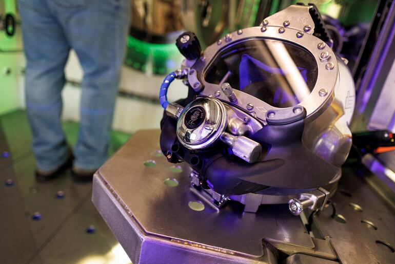 Un casco de buceo de acero inoxidable se exhibe dentro del hábitat submarino humano piloto Vanguard DEEP, mostrado en un almacén en Miami, Florida, Estados Unidos, el 29 de octubre de 2025.