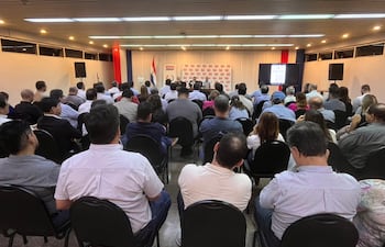 El presidente de la ANDE, Félix Sosa, encabezó la reunión informativa con funcionarios de la Institución sobre disposiciones para el suministro de energía eléctrica a industrias convergentes.