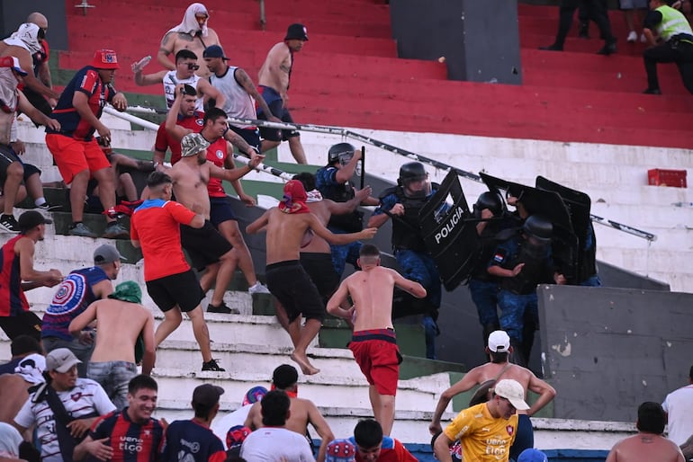 Olimpia Cerro Porteño clásico superclásico incidentes hinchas Defensores del Chaco