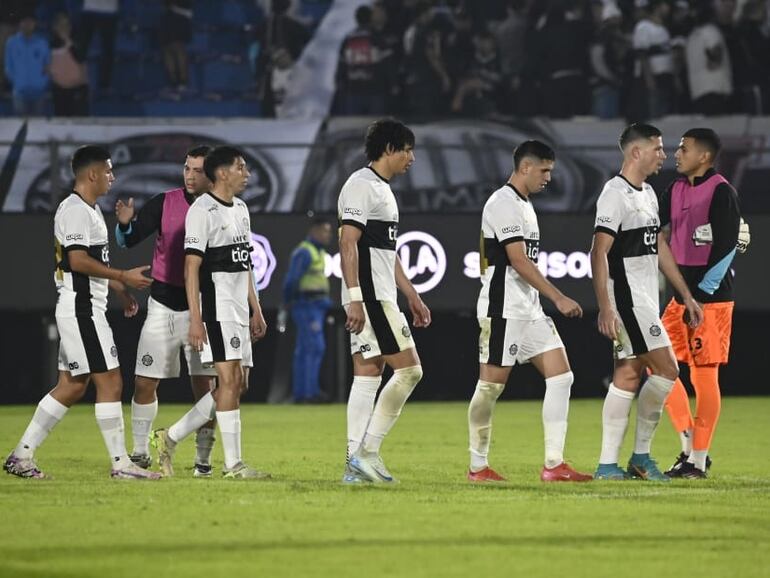Los jugadores de Olimpia abandonan el campo de juego después de la derrota 4-1 frente a Racing en un amistoso internacional en el estadio Defensores del Chaco, en Asunción, Paraguay.