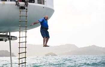 El ingeniero aeroespacial alemán Rudiger Koch, de 59 años, se lanza al agua para celebrar haber batido el récord mundial Guinness de vivir en el océano a una profundidad de once metros frente a la costa de Puerto Lindo, Panamá.
