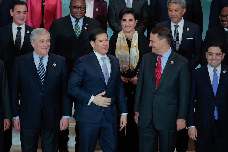 El secretario de Estado, Marco Rubio (C) saluda a los asistentes a la Conferencia Ministerial de Minerales, en el Departamento de Estado, en Washington. A la izq., arriba, aparece el canciller paraguayo, Rubén Ramírez. 