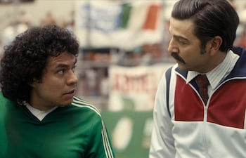Fotografía cedida este lunes por la plataforma Netflix, que muestra un fotograma de la película "México 86", la nueva película protagonizada por Diego Luna.