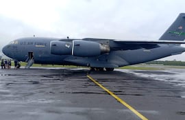 Fotografía cedida por el Ministerio de Defensa de Paraguay que muestra la llegada de un avión US Air Force de Estados Unidos. (Foto de archivo)