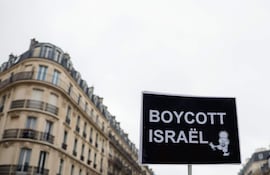 "Boycott Israel", cartel en una marcha propalestina en París, Francia, 29 de noviembre de 2025