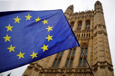 Una bandera de la Unión Europea, perteneciente a un manifestante anti-Brexit, ondea frente al Parlamento británico, en Londres.