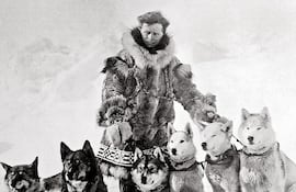 Togo es el primero por la izquierda en esta foto con su dueño, Leonhard Seppala.