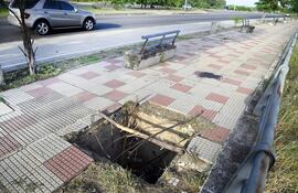 Registro de la ANDE sin tapa en la Costanera Norte, que el pasado jueves provocó un grave accidente, continúa abierto. En el sitio continúa aún la mancha de sangre que dejó el accidente.