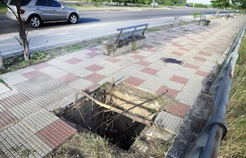 Registro de la ANDE sin tapa en la Costanera Norte, que el pasado jueves provocó un grave accidente, continúa abierto. En el sitio continúa aún la mancha de sangre que dejó el accidente.