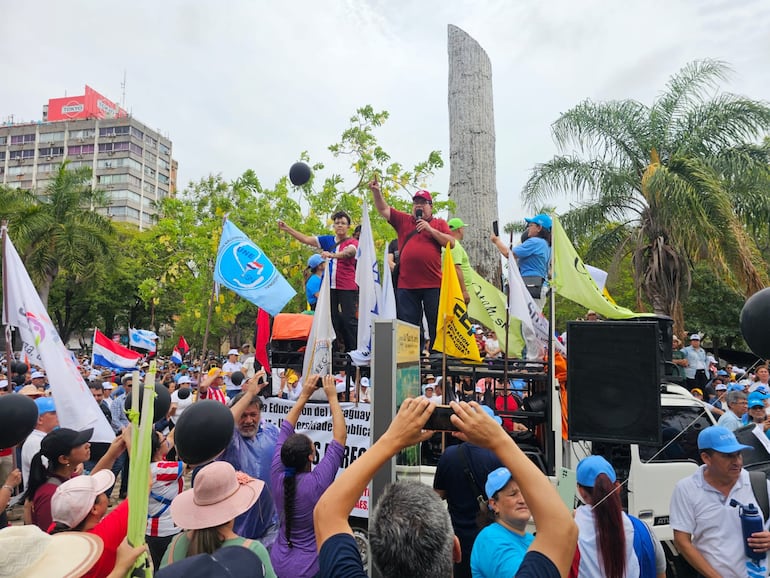 Globos negros sobre el Congreso: el luto simbólico de los docentes por la educación pública