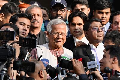 Muhammad Yunus (C) sale de la corte de Daca.