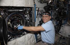 La agencia espacial estadounidense NASA publicó el primer recorrido en español por la Estación Espacial Internacional (EEI), presentado por el astronauta Frank Rubio, quien ha batido récords de permanencia en órbita.