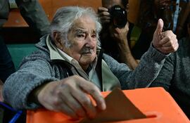 El expresidente de Uruguay, José Mujica, fue uno de los primeros en votar hoy en los comicios generales.