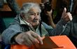 El expresidente de Uruguay, José Mujica, fue uno de los primeros en votar hoy en los comicios generales.