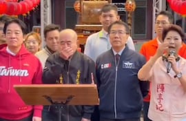 William Lai (i), presidente de Taiwán, durante el acto público donde fue salpicado con vómito.