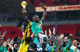 Los jugadores de Senegal celebran con el trofeo tras ganar la final de la Copa Africana de Naciones (CAN) contra Marruecos, en el Estadio Príncipe Moulay Abdellah en Rabat,