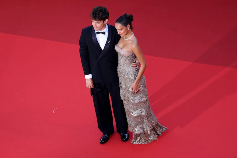 Charles Leclerc y su esposa Alexandra Saint Mleux posando juntitos en la alfombra roja de Cannes. (Sameer AL-DOUMY / AFP)
