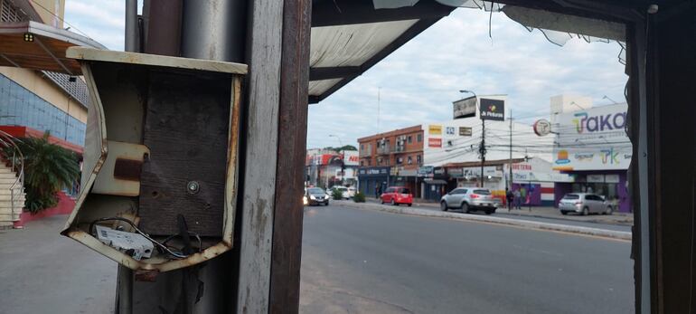 Muchos refugios para pasajeros están destrozados