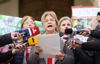 La hija del exvicepresidente de Paraguay Óscar Denis, Beatriz Denis, habla con periodistas en el quinto aniversario del secuestro de su padre