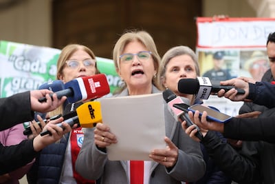 La hija del exvicepresidente de Paraguay Óscar Denis, Beatriz Denis, habla con periodistas en el quinto aniversario del secuestro de su padre