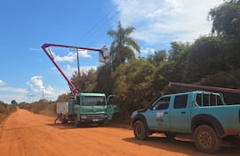 Cuadrilla de la Ande realiza trabajos de mejoras en el servicio.