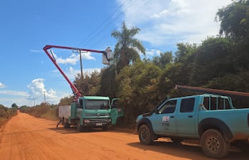 Cuadrilla de la Ande realiza trabajos de mejoras en el servicio.