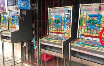 iCrop SA pretende seguir "legalizando" tragamonedas en comercios no exclusivos de juegos de azar, tales como despensas, barberías y otros. Las máquinas "regularizadas" se identifican mediante una calcomanía con código Qr (en circulo) y se encontraron expuestas en la vía pública y sin impedimiento para el uso de menores de edad.