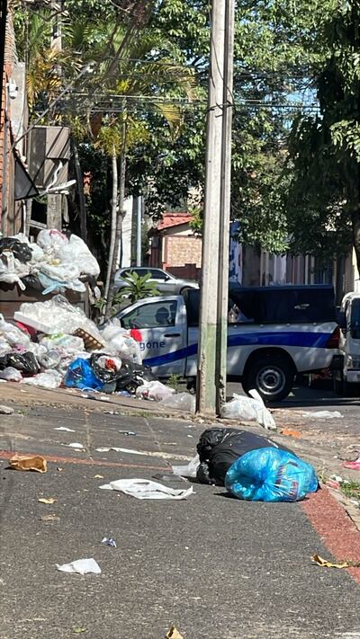 Los basureros repletos, sobre la calle General Bruguez del barrio Ciudad Nueva, son evidencia de que los camiones recolectores de la Municipalidad de Asunción no pasan desde hace días.